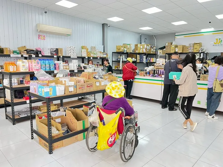 圖說：以社區團購為核心，營造充滿人情味的購物氛圍，不只是購物空間，更是成為鄰里日常採買與交流的生活據點。（資料來源：莊敬生活百貨）