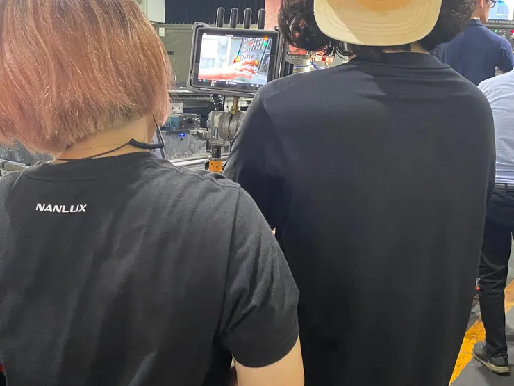 燈光師認真的看著畫面中呈現的光影效果是否恰當