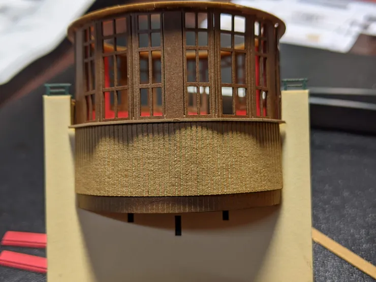 Sankei會依照需要彎的幅度,預先刻劃出切痕,讓紙張摺起來更為容易。