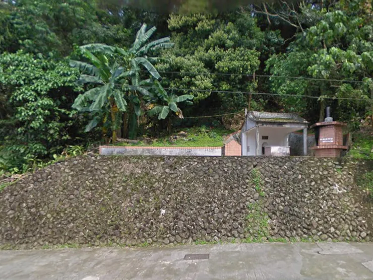 乞靈塔舊照。圖片截自2009年Google map