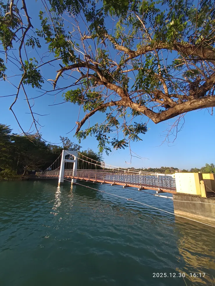 送夕斜暉映小橋，皆自拍攝