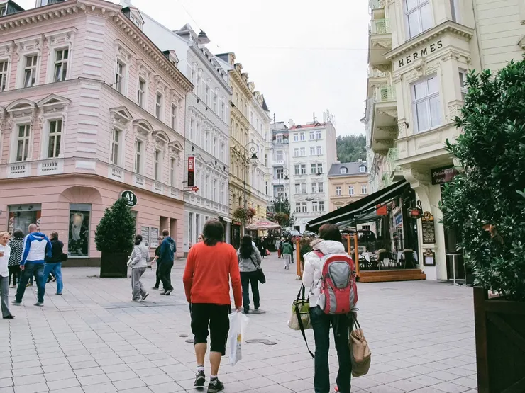 很認真觀察四周環境