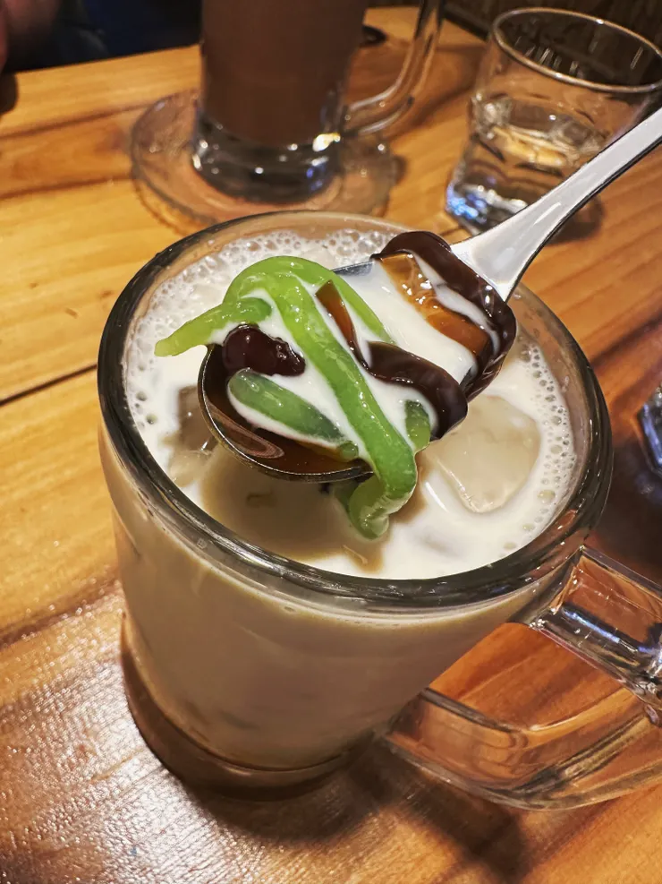 綠色粉條是用糯米粉或綠豆粉製成,再用斑蘭葉汁染色,有獨特的清香