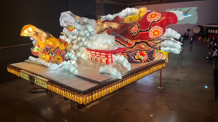 展區也挑高來放下這些燈籠。