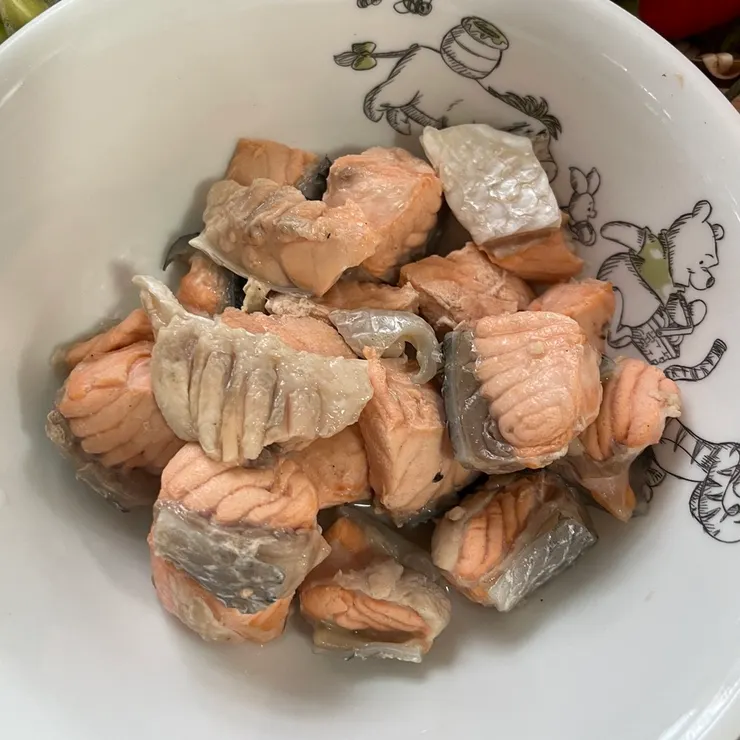 可以買偏尾巴或是形狀比較不漂亮的鮭魚，會比較便宜，反正都要切成塊沒什麼差。