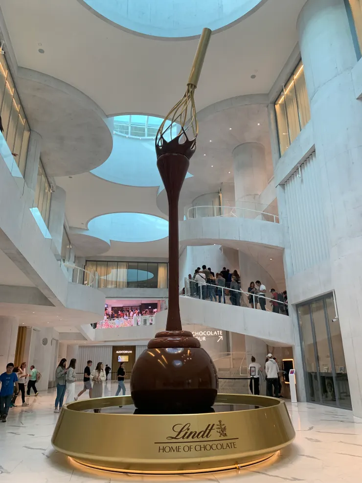 出發以前去到Lindt的工廠買伴手禮給沙發主人