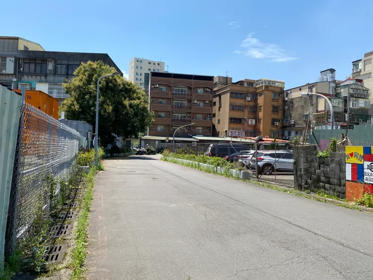 沿著文山景美運動公園前方道路往西