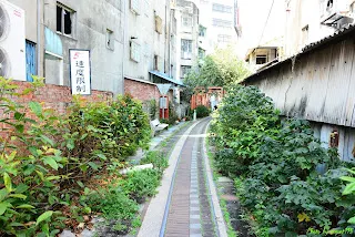出現速限標，新義街平交道(溪湖へ)