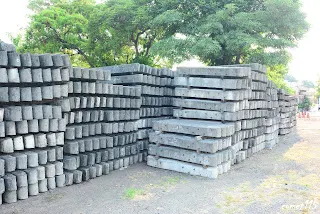 一旁推放的大量軌枕