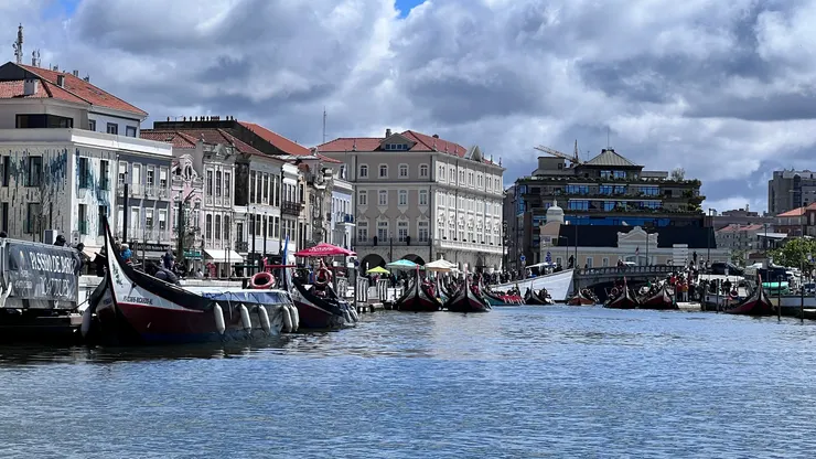 阿維羅運河旁的建築較早整建,規模較大也較精緻。