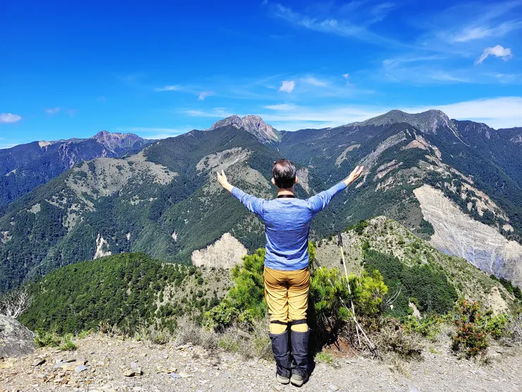 八通關山遙玉山