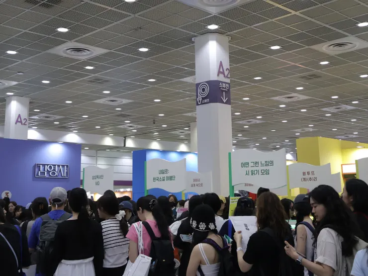 書展10點開，身為專業人士可以9點進場，一到發現門口已滿滿排隊人潮。圖片是開展後的排隊盛況。