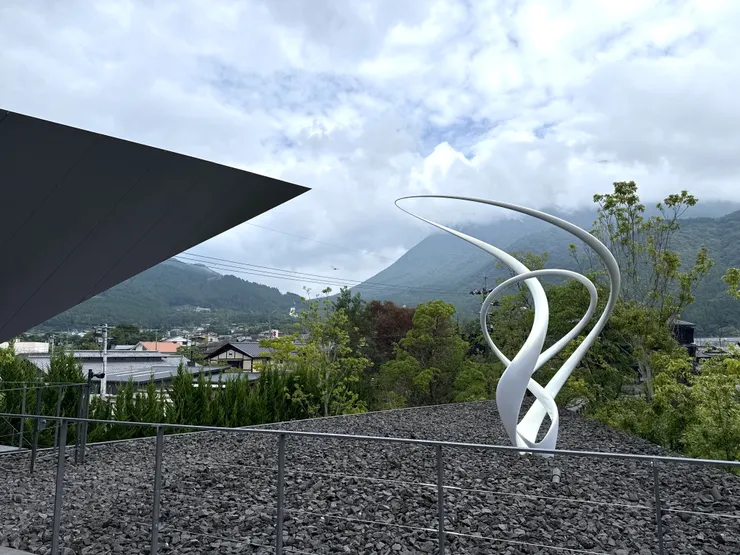 我很喜歡《Eternal》這個作品與建築物連線的構圖