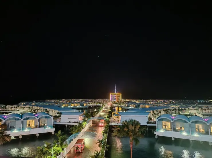 「夜色映在水面,潮聲輕輕敲打時間。」-馬來西亞夜景