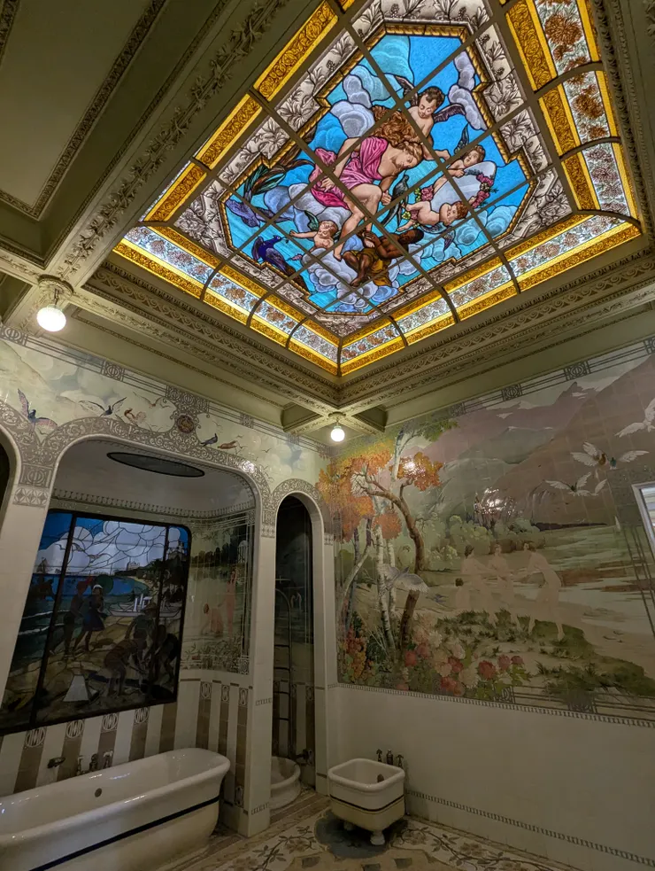 主衛浴的彩繪玻璃天花板(攝於2025年)