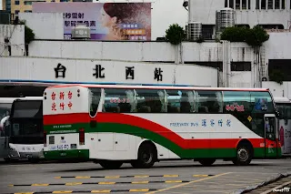 新竹客運離站，後面是B棟