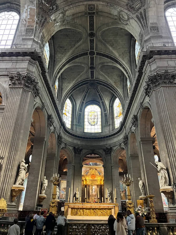Towards the front of the church, 朝向教堂前方