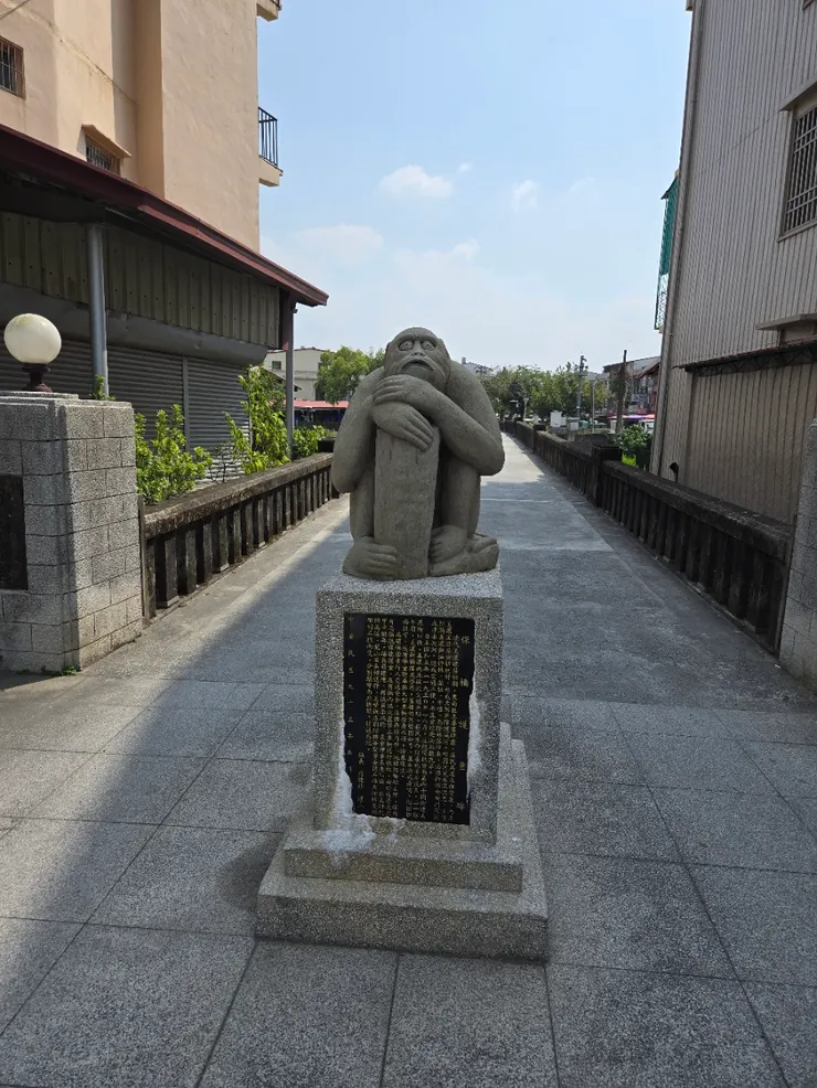 美濃警察分駐所對面美濃舊橋鎮守石猴