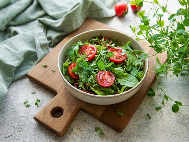 蕃茄生菜沙拉這個主角不要擺滿畫面，可以在畫面的一角擺上其他食材、餐桌布，會讓整個畫面看起來更有氣氛。圖/123RF圖庫