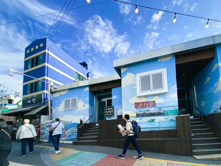 藍天白雲下的甘川洞街景