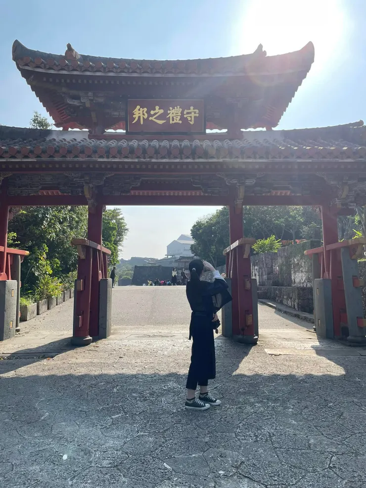 首里城門口的「守禮之邦」匾額，「守禮之邦」源自於明朝皇帝下詔琉球的詔書。