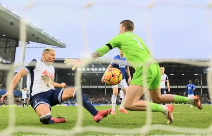 李察列臣近門飛鏟入網為熱刺追至2:3