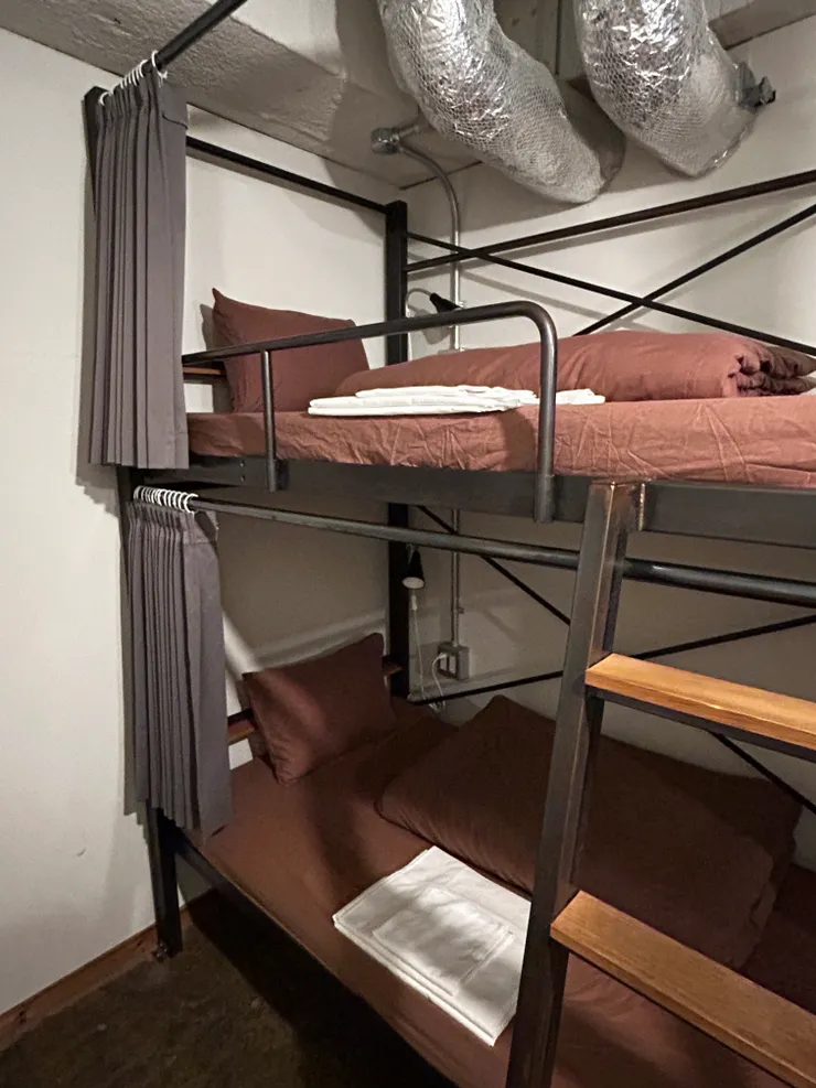 四人背包房的上下舖床位