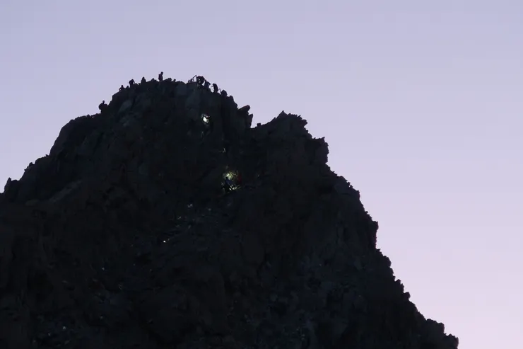 山頂看日出的人和來不及上山頂看日出的人