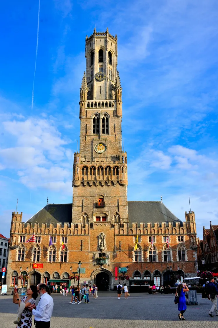 【集市廣場鐘樓。城堡市政廳與市場鐘樓都很宏偉！】