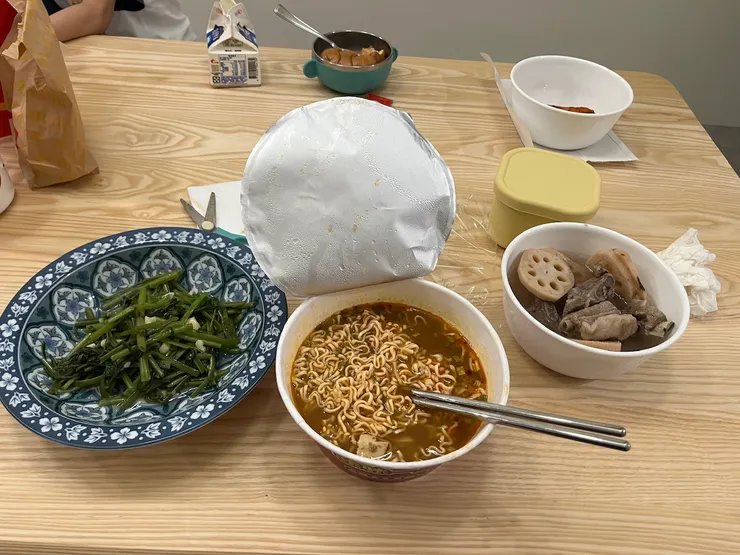 臭豆腐麵、之前煮的蓮藕排骨湯。