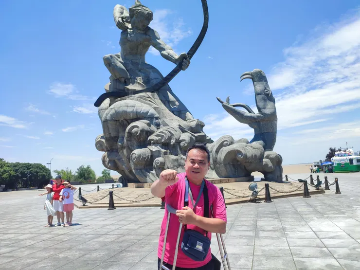 邱允文一隻腳凸全中國！巴陵廣場,后羿斬巴蛇