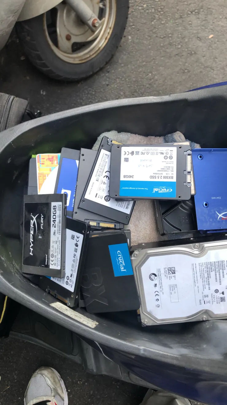 這一車是拆下來的硬碟。