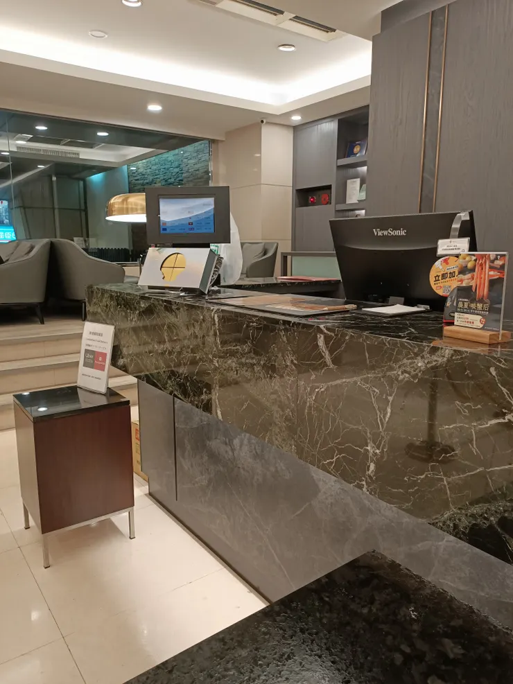 飯店櫃檯,旁邊還有休息區