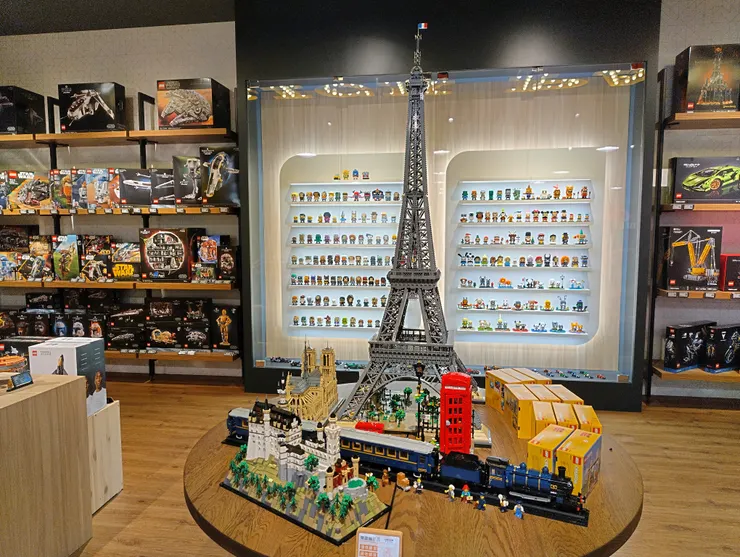 高聳的法國艾菲爾鐵塔