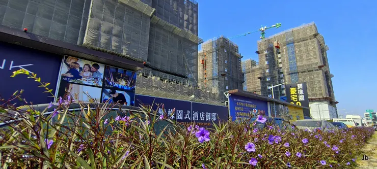 重劃甫畢忽驚建商百家爭鳴，巨幅看板描繪遠景宛如夢幻。