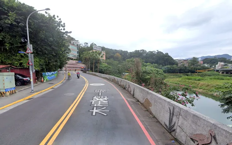 景美山原本是緩緩垂入接近溪邊,像一隻龍在飲水。因開闢木柵路而將龍頭給斬斷了