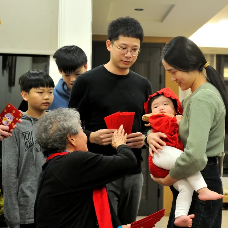 【年夜飯發紅包視訊直播天涯咫尺！吃完年夜飯，阿祖就急著發紅包了！】