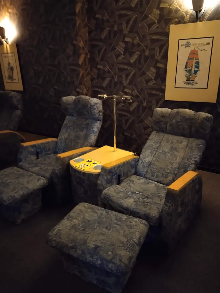 休息區-泡完湯可以來躺舒服的沙發椅