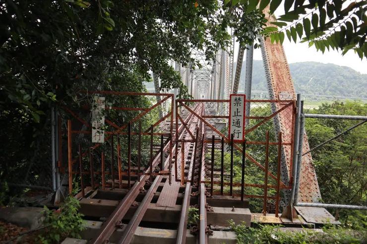 不知封閉多久的大安溪鐵橋