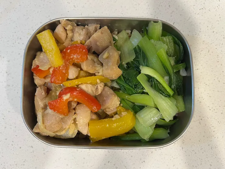 洋蔥甜椒炒雞腿丁、蒜炒青江菜。