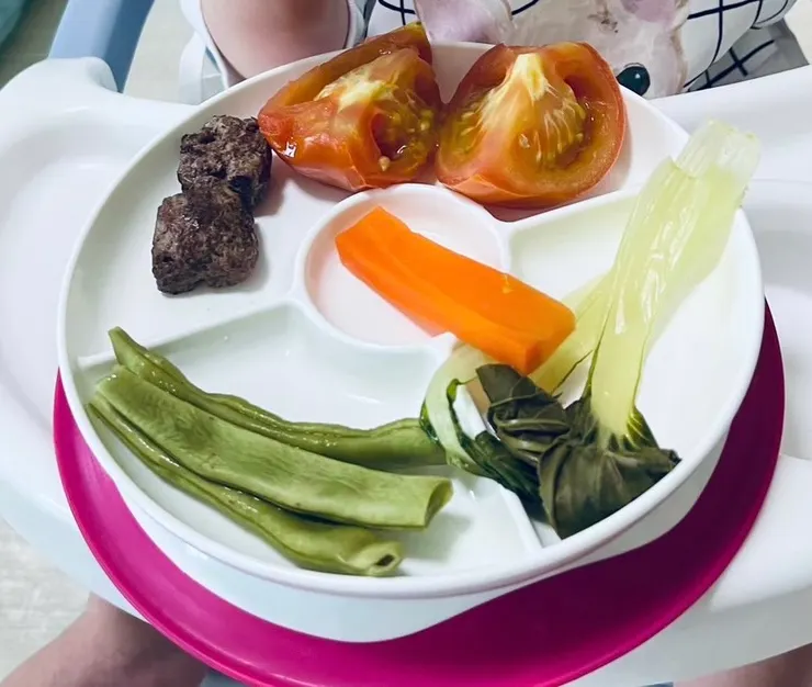 剛進行BLW時的蔬菜盤，黑黑的是芝麻蒸糕。