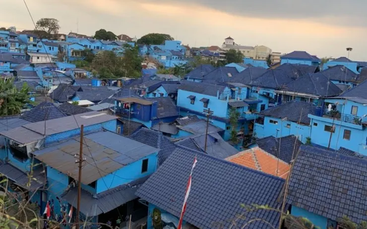 俯瞰 Kampung Tridi 藍色的另一邊