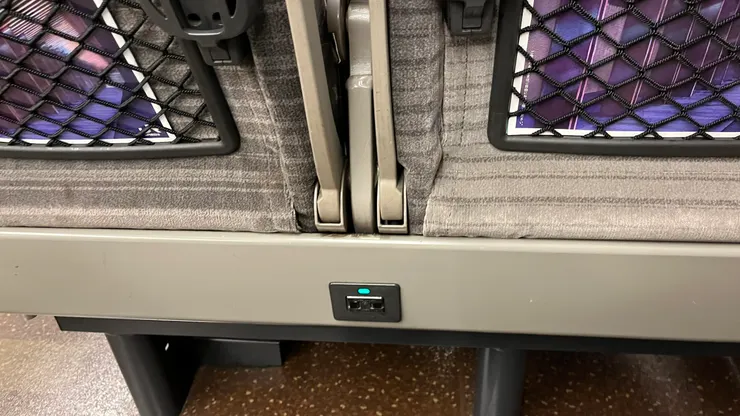 右側有一個插座，前方座椅下方也1個。