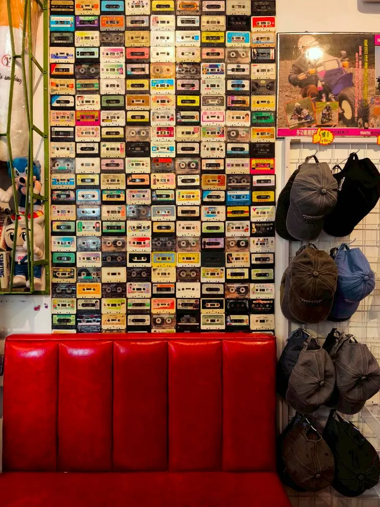 一整片的錄音帶，其中還發現了長頸鹿美語😆