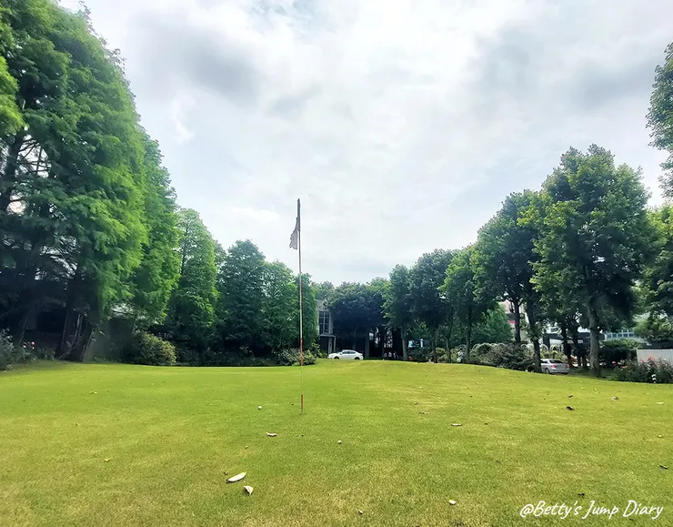 ▲桃園楊梅「雅聞魅力博覽館」-高爾夫果嶺/圖片來源:Betty's Jump Diary