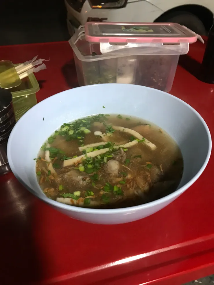 真是抱歉，因為隔得太久，我不記得這碗是什麼麵了，在哪個麵檔吃在想了一番才有些模糊印象，但也是那種「泰式車仔麵」，現在看到照片得知有魚丸、切成條狀的魚片...味道，應該很一般啦。