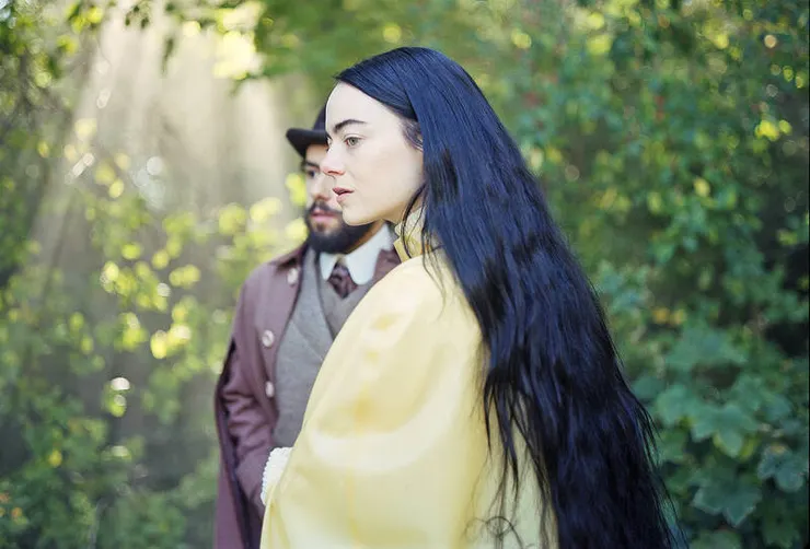 《可憐的東西》劇照—Bella與未婚夫Max於林間