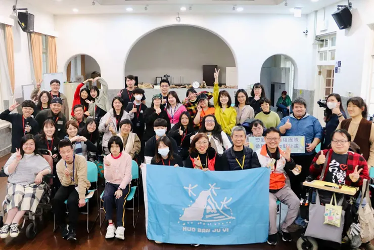 ▲《真礙放送中！》Podcast 體驗營圓滿落幕，學員、講師與工作團隊開心合影，共同見證無礙創作家的精彩聲音旅程。