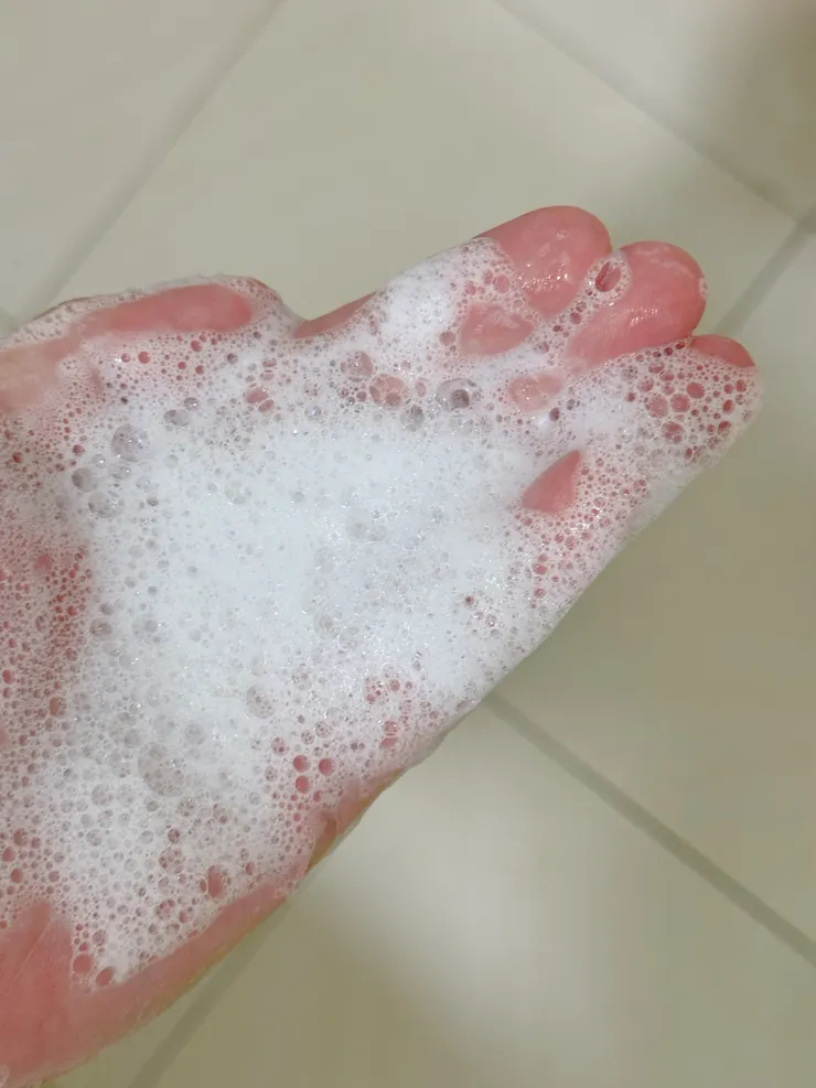 金盞花香味，單以手部搓揉也有不少泡泡，起泡能力佳