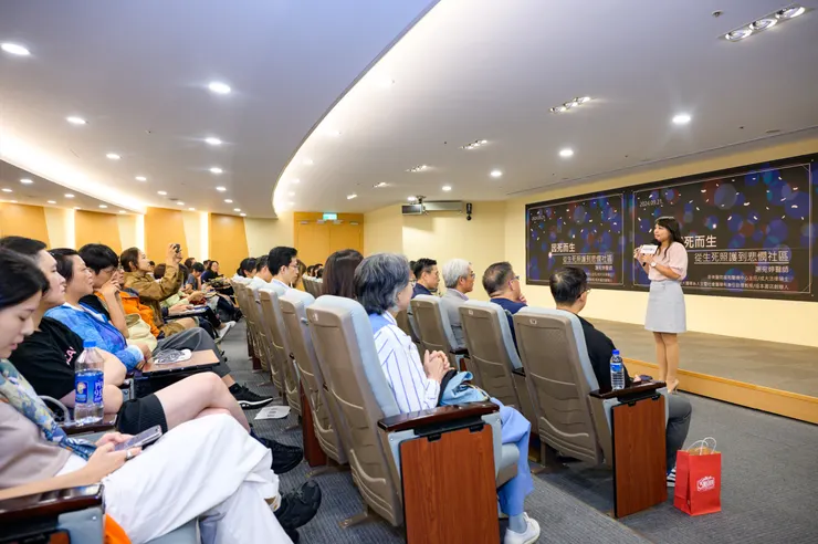  走入永夜的引路人論壇，謝宛婷醫師講題：因死而生-從生死照護到悲憫社區   攝影｜李明宜